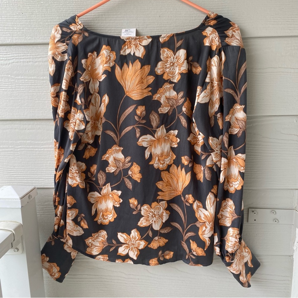 SALTWATER LUXE Long Sleeve Button Front Floral Blouse in Slate - Picture 6 of 10
